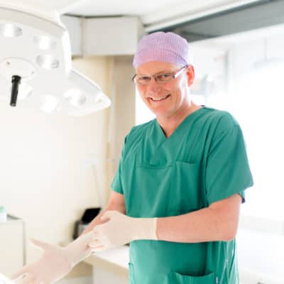 PatrickBauer_im_OP_1_630x630 Dr. med. Patrick Bauer Spezialist für Brustvergrößerung