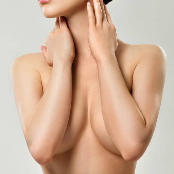 Werbefoto- frau bedeckt mit unterarmen ihr brust